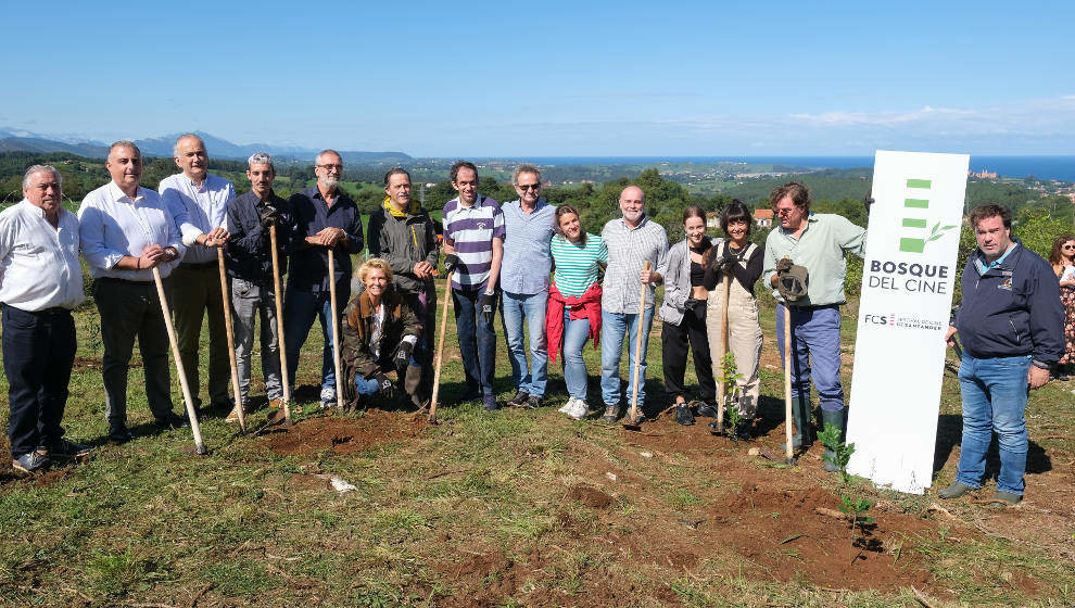 Participantes en la plantación de 150 árboles autóctonos en el Bosque del Festival de Cine de Santander.