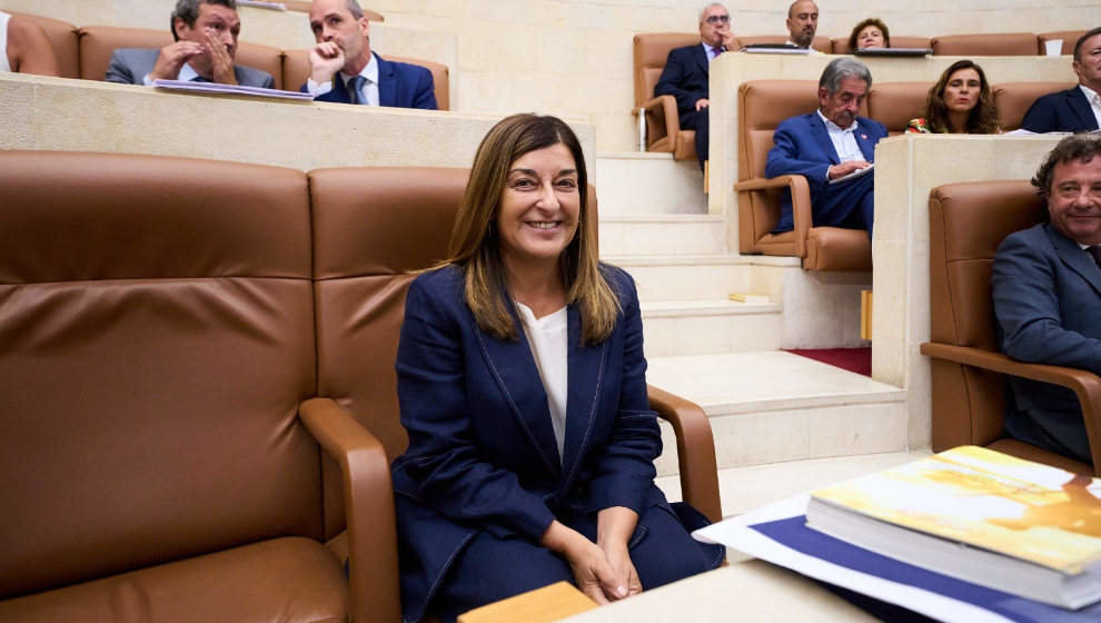 La presidenta de Cantabria, María José Sáenz de Buruaga, en el Parlamento