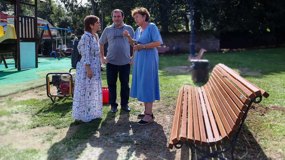 La alcaldesa, María Teresa Noceda Llano, visita la instalación de los bancos ubicados en el parque infantil de Sobrellano junto al concejal de Medio Ambiente, Julián Rozas