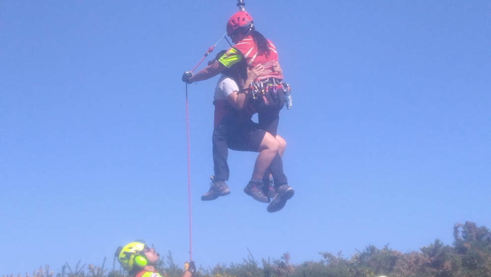 Bomberos del 112 rescatan a una peregrina que sufrió un golpe de calor cuando hacía el Camino de Santiago por la costa