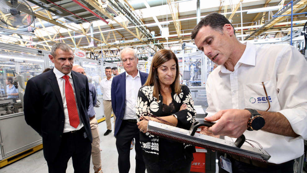 La presidenta de Cantabria, María José Sáenz de Buruaga, visita la plata de SEG Automotive