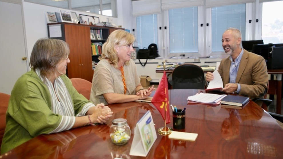 Reunión del consejero de Educación y la alcaldesa de Polanco