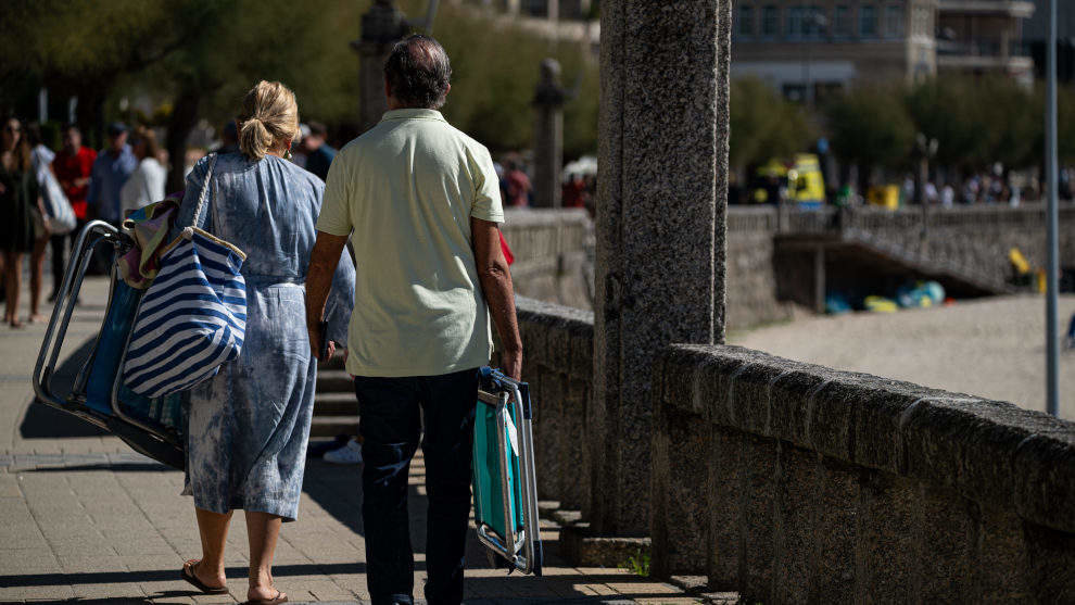 Dos personas se dirigen a la playa 