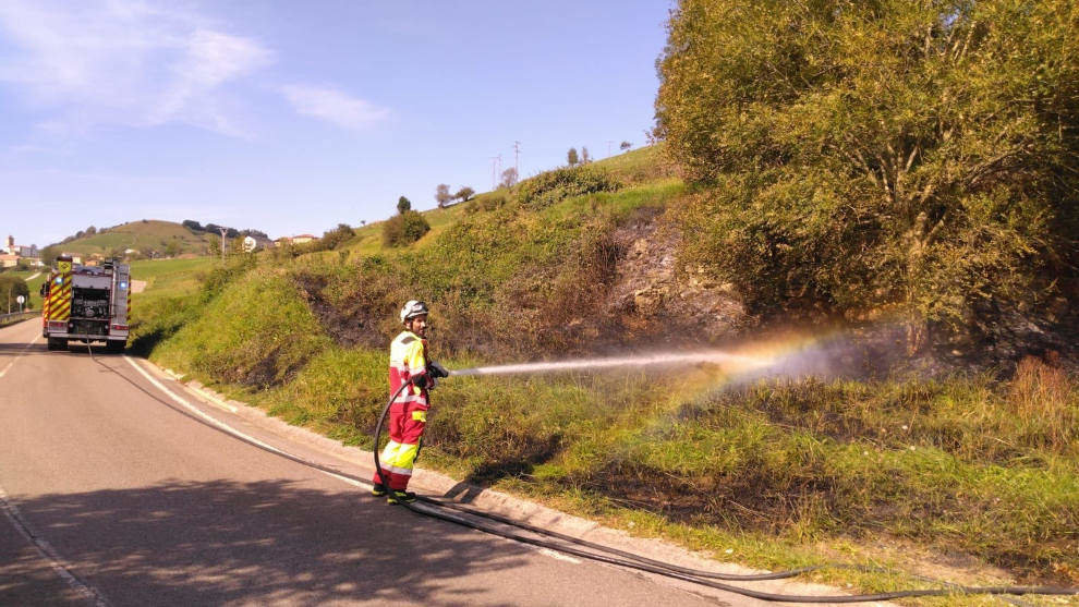 Bomberos sofocan un incendio en Abionzo