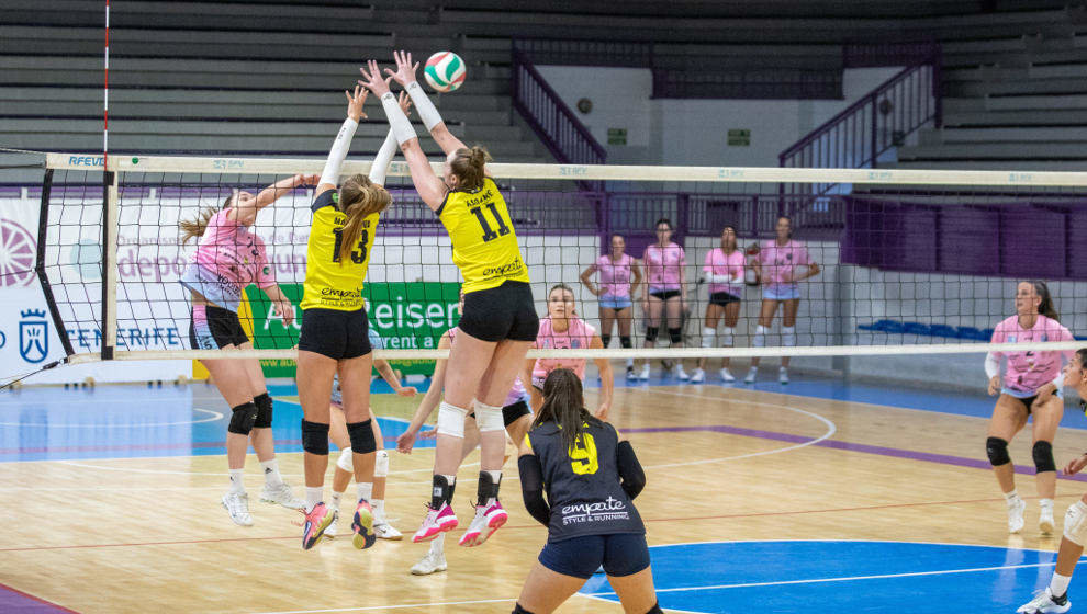 El Voley Torrelavega cae en su debut en liga ante el Fedes Ascensores La Laguna