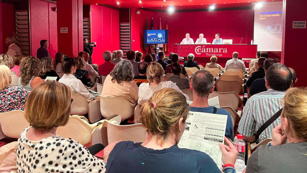 Reunión de comerciantes celebrada en la Cámara de Torrelavega