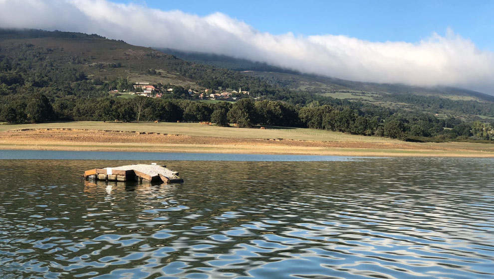 Isla flotante en el pantano del Ebro