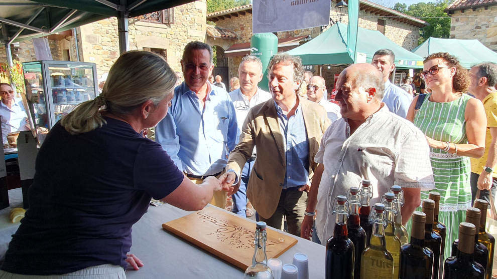 El consejero de Desarrollo Rural, Pablo Palencia, inaugura la XV edición del Mercado de Otoño de los Valles Pasiegos