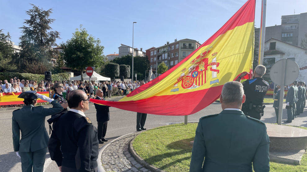 Izado de la bandera en el Día de la Hispanidad en Astillero