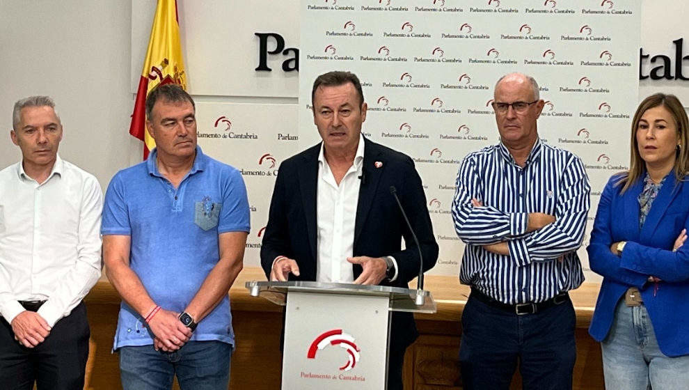 El diputado del PRC y exconsejero de Desarrollo Rural, Guillermo Blanco (centro), con los alcaldes de Guriezo, Ruesga, Arredondo y Medio Cudeyo