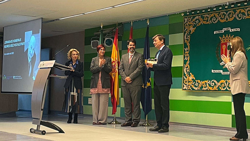  El rector de la UIMP, Carlos Andradas, recoge el Premio Ricardo Díez Hochleitner. 