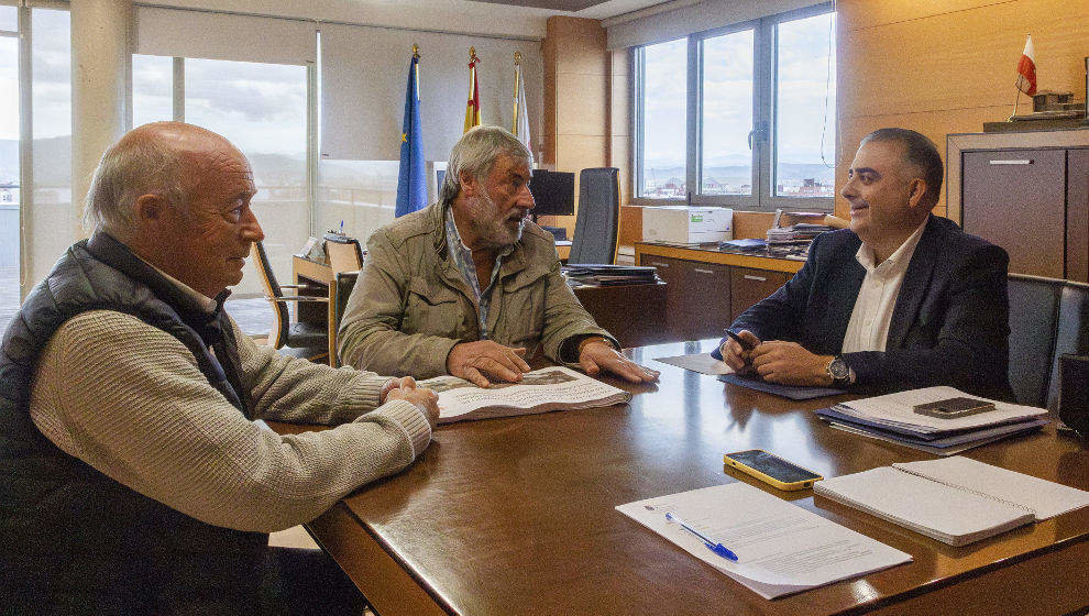 El consejero de Fomento, Ordenación del Territorio y Medio Ambiente, Roberto Media, recibe al Alcalde de Valderredible, Fernando Fernández