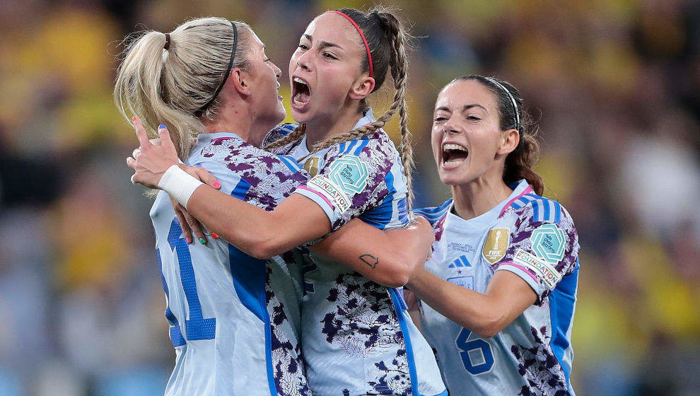 Athenea del Castillo celebra un gol con la Selección junto a Alexia y Aitana