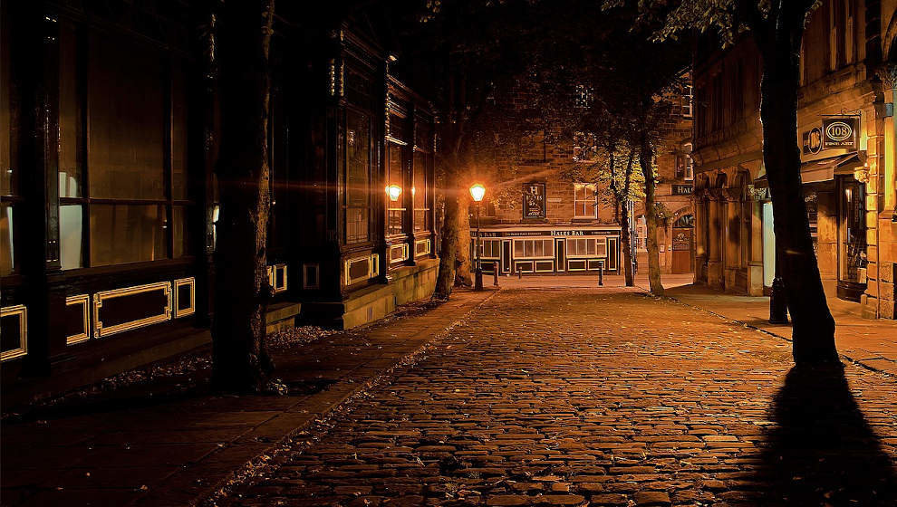 Un callejón de noche | Foto: Pixabay