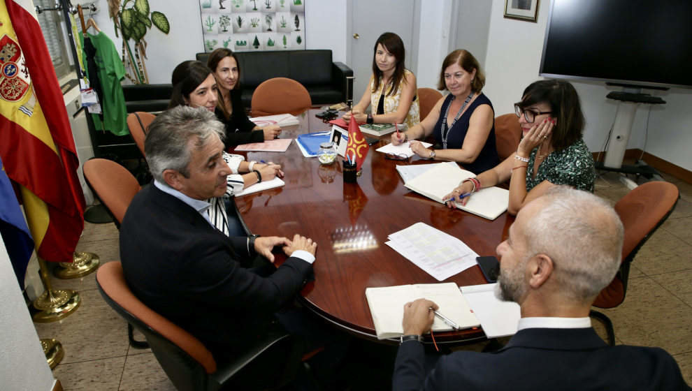 El consejero de Educación, FP y Universidades, Sergio Silva, con el presidente de la Cámara de Comercio de Cantabria, Tomás Dasgoa, y otros miembros de la entidad