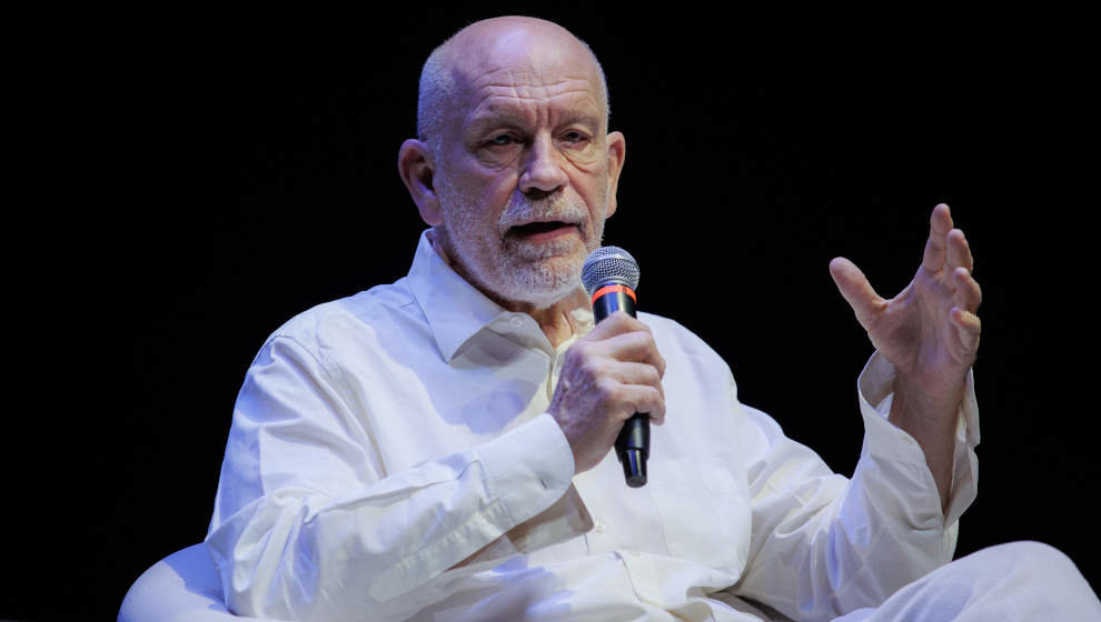 El actor John Malkovich interviene durante la presentación de la obra ‘The Infernal Comedy, Confesiones de un asesino en serie’ en el Centro de Cultura Contemporánea Conde Duque, a 10 de agosto de 2022, en Madrid