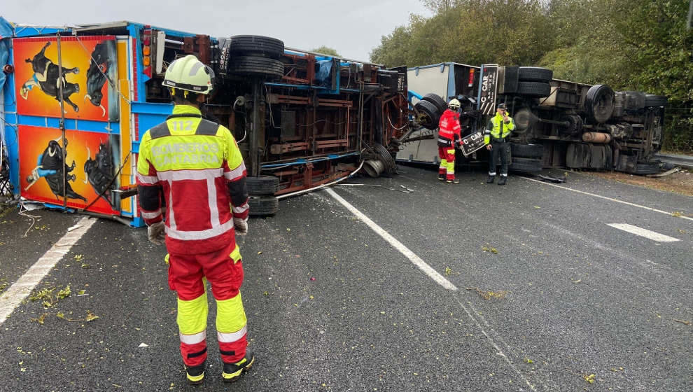 Camión volcado en la A-8 a la altura de Caviedes | Foto: 112 Cantabria