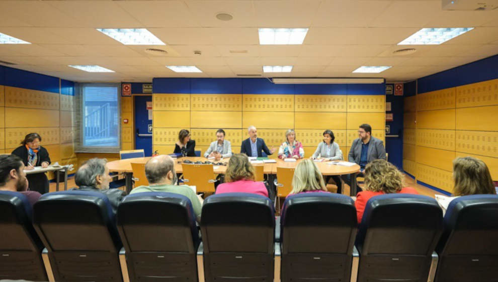 El consejero de Educación, Formación Profesional y Universidades, Sergio Silva, preside la Mesa de Familias