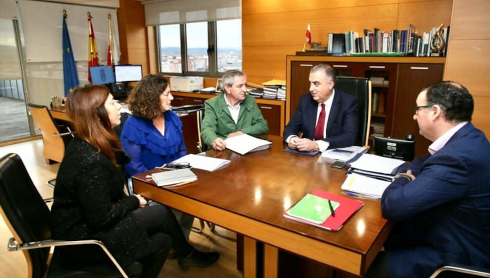 El consejero de Fomento, Roberto Media y el alcalde de Suances, Andrés Ruiz Moya en una reunión mantenida sobre el proyecto el pasado noviembre