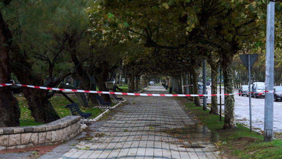 Una calle de Santander cerrada por fuertes rachas de viento y oleaje