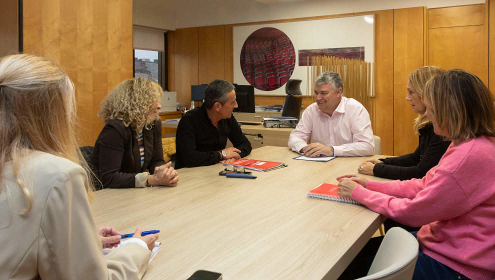 El consejero de Economía, Hacienda y Fondos Europeos, Luis Ángel Agüeros, se reúne con CCOO