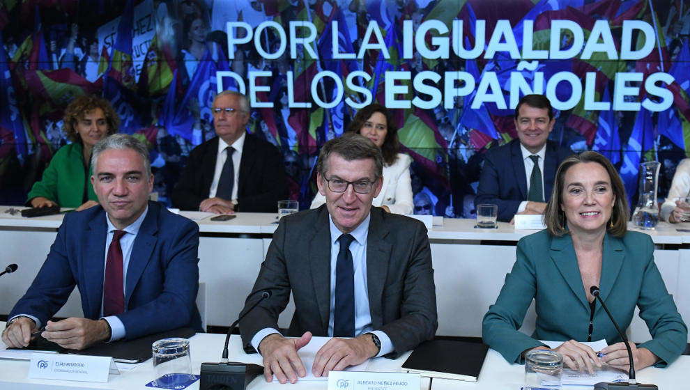 El coordinador general del PP, Elías Bendodo; el presidente del Partido Popular, Alberto Núñez Feijóo y la secretaria general del PP, Cuca Gamarra, durante la reunión de la Junta Directiva Nacional, en la sede de Génova