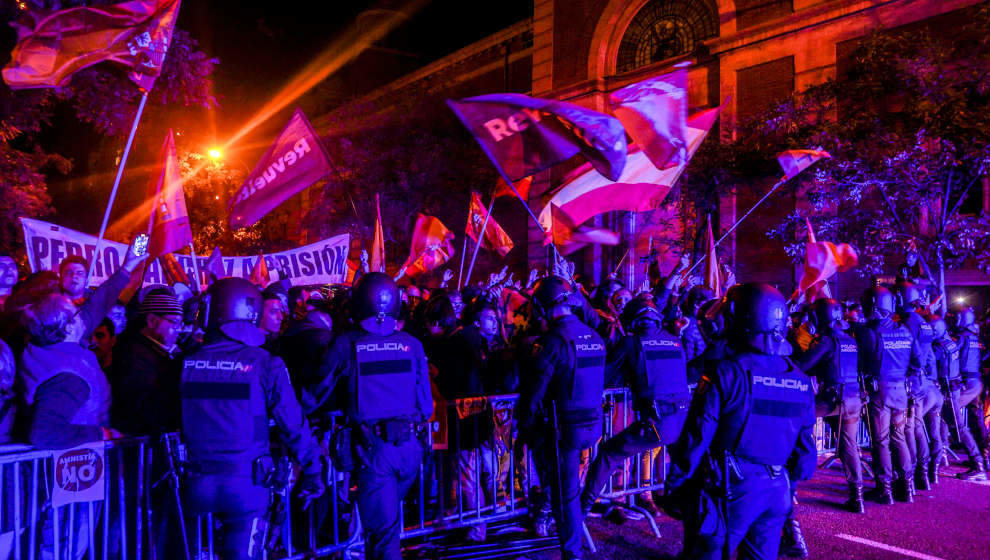 Concentración en contra de la amnistía, frente a la sede del PSOE en la calle Ferraz