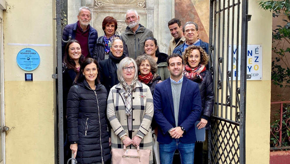 Asistentes a la colocación de la placa dedicada a Jesús Revaque en el colegio Menéndez Pelayo de Santander