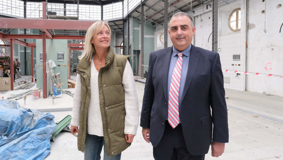 El consejero de Fomento, Ordenación del Territorio y Medio Ambiente, Roberto Media, visita Castro Urdiales junto a la alcaldesa, Susana Herrán