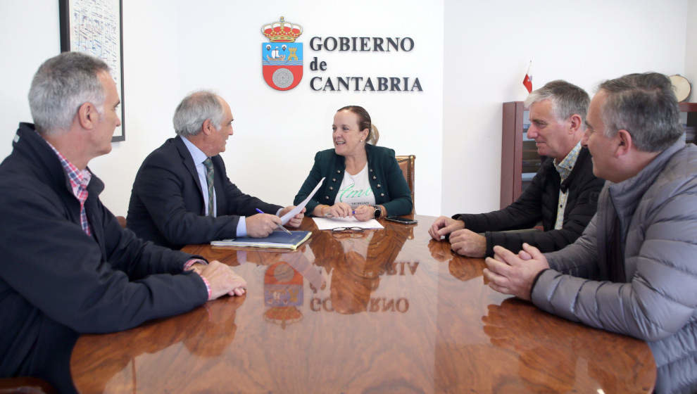 La consejera de Presidencia, Justicia, Seguridad y Simplificación Administrativa, Isabel Urrutia, recibe a la Asociación Cántabra de Víctimas del Terrorismo | Foto: Archivo