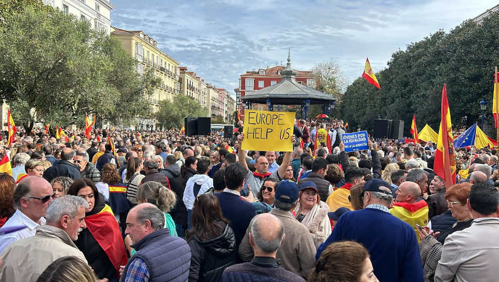 Concentración en contra de la amnistía en la Plaza Pombo | Foto: eldiariocantabria