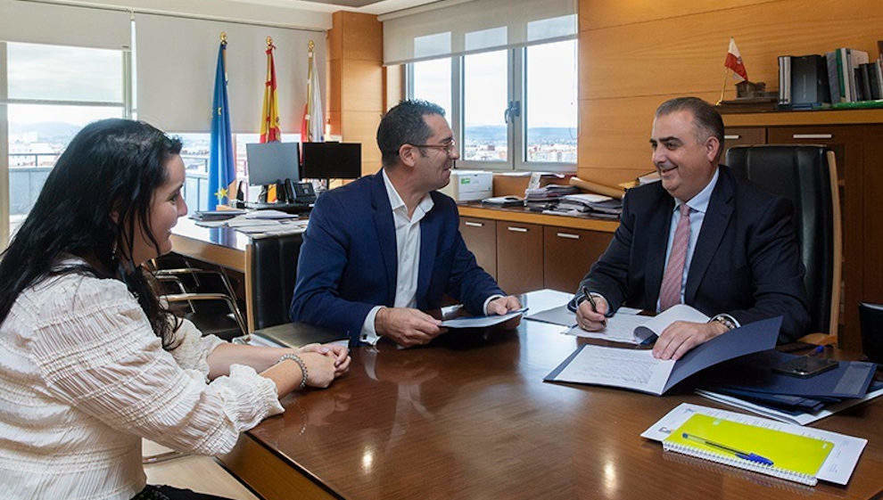 El Consejero de Fomento, Ordenación del Territorio y Medio Ambiente, Roberto Media, recibe al Alcalde de Val de San Vicente, Roberto Escobedo