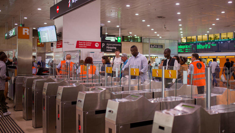 Viajeros cruzan los tornos de una estación