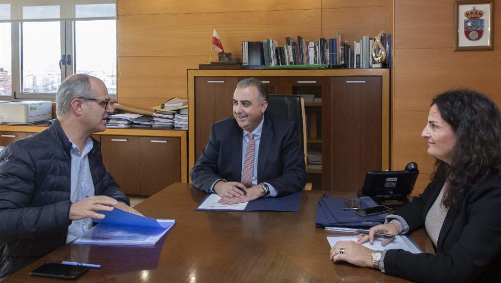  El consejero de Fomento, Ordenación del Territorio y Medio Ambiente, Roberto Media, recibe al alcalde de Escalante, Francisco Sarabia. 