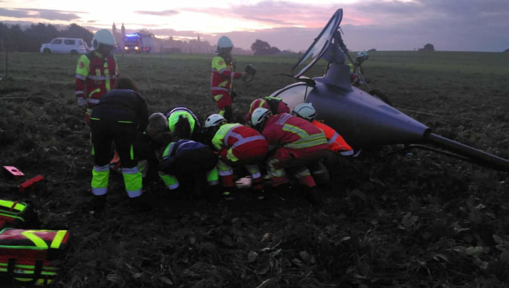 Helicóptero estrellado en un campo de vuelo en Cóbreces, con dos varones heridos