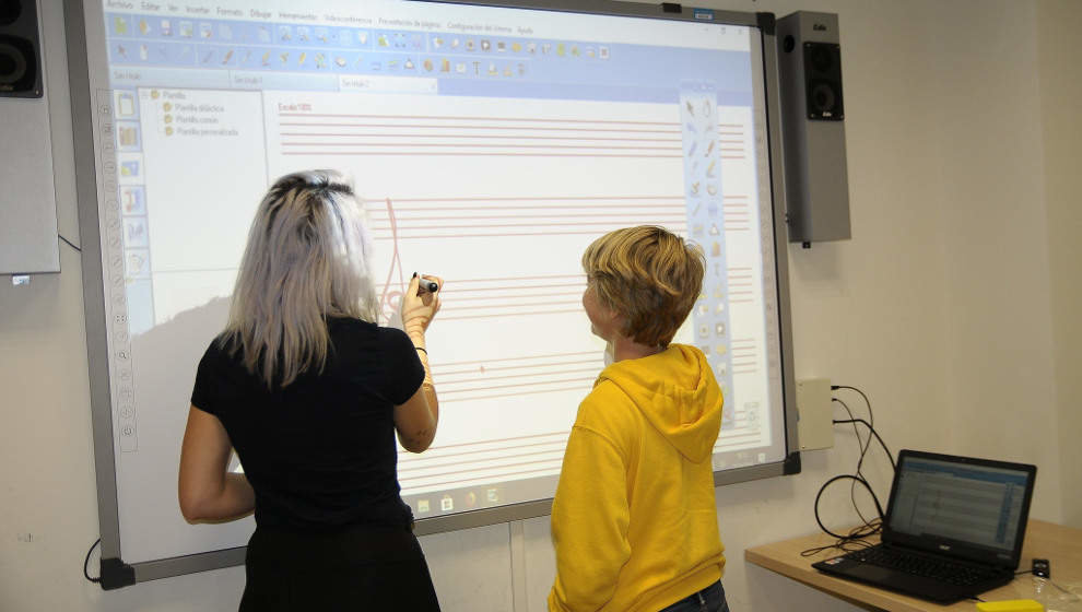 Uso de una pizarra digital en un centro escolar