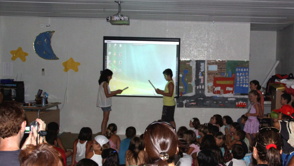 Niños utilizando una pizarra digital en clase