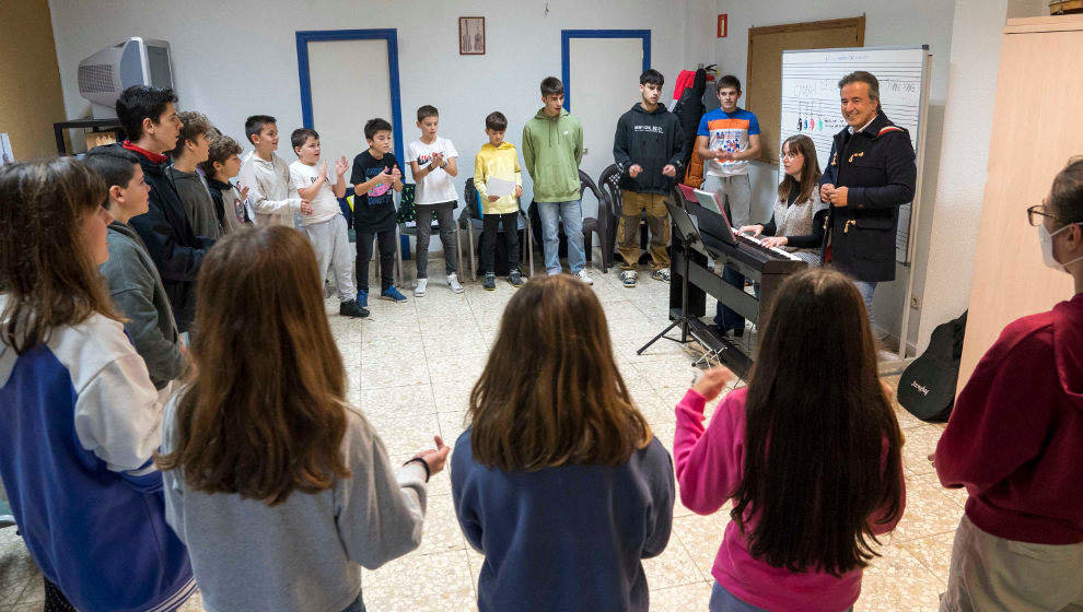 El alcalde de Camargo, Diego Movellán, visita la Escuela de Música