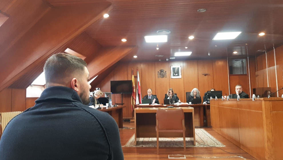 Acusado de abusar sexualmente de una joven que fue a su casa a una celebración, en el juicio contra él