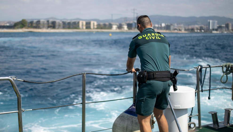 Un agente de la Guardia Civil durante una patrulla marítima