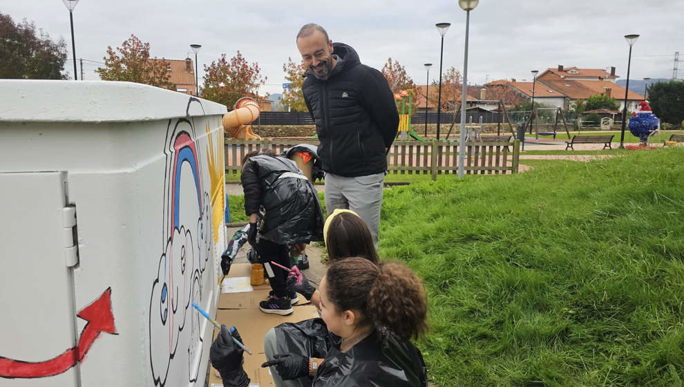 El alcalde, Javier López Estrada, visita a los escolares que participan en el proyecto de 'Acondicionamiento y embellecimiento de cuadros de alumbrado público y de centros de transformación'