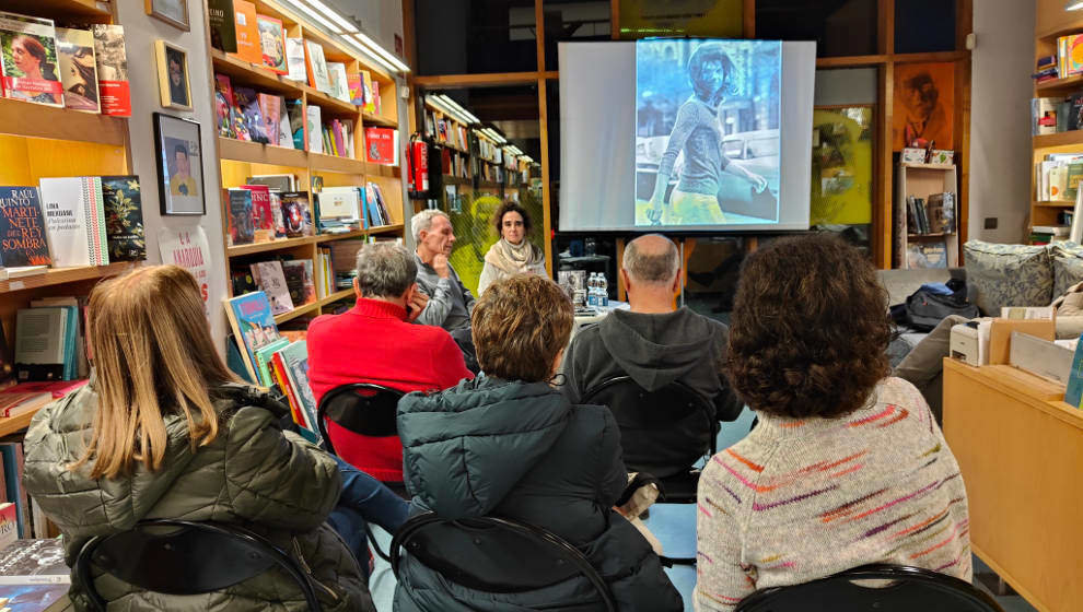 El escritor Óscar Losa, durante la presentación en Torrelavega de su novela '¿Quién mató a Jackie O?' | Foto: edc