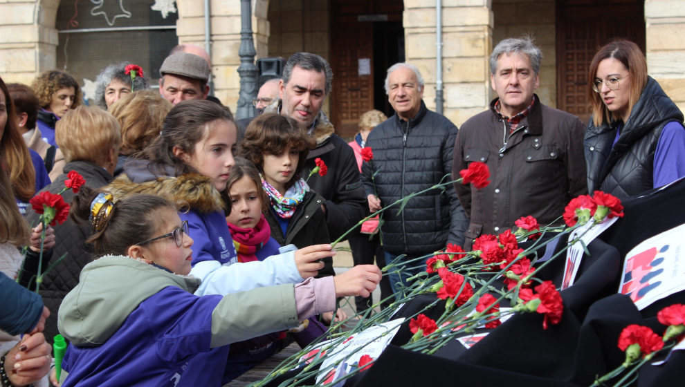 Ofrenda floral por el 25N en Reinosa  