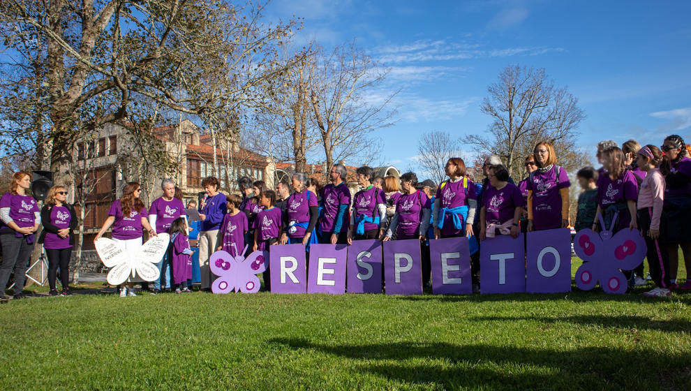 Comillas marcha contra la violencia de género, pidiendo igualdad, respeto y un cambio social