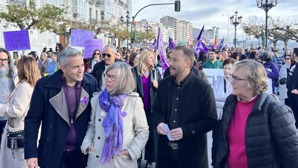 Miembros del PSOE en la manifestación del 25N en Santander