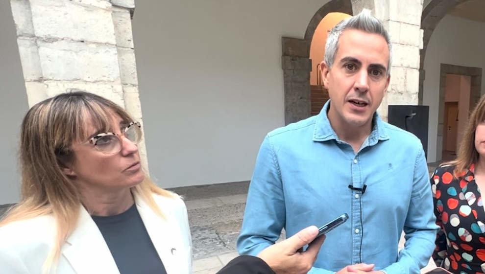 El secretario general del PSC-PSOE y portavoz parlamentario, Pablo Zuloaga, junto a la diputada Eugenia Gómez de Diego