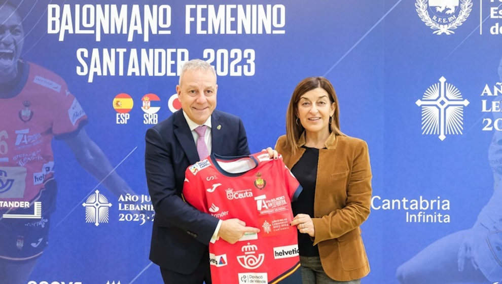 María José Sáenz de Buruaga y Francisco Blázquez muestran la camiseta con el logo del Año Jubilar