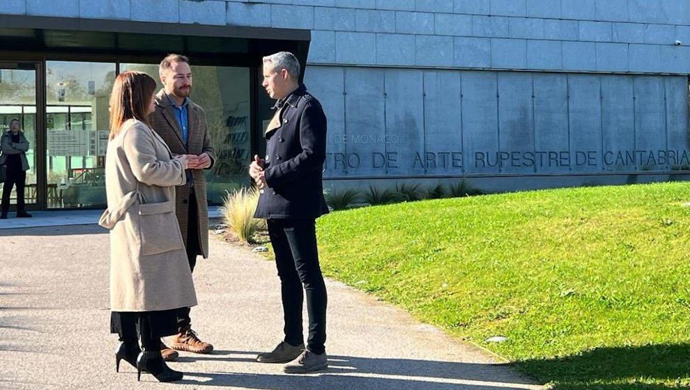 El secretario general del PSC-PSOE, Pablo Zuloaga, la secretaria general del partido en Puente Viesgo, Silvia Abascal, y el diputado Jorge Gutiérrez en el Centro de Arte Rupestre