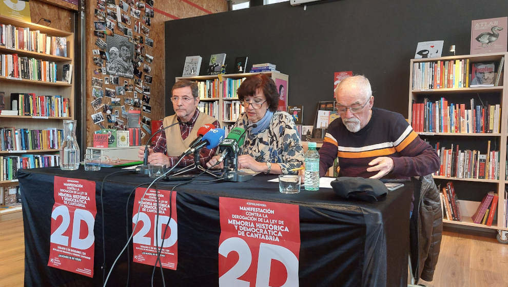 Miembros de la Plataforma Memoria y Democracia en la rueda de prensa