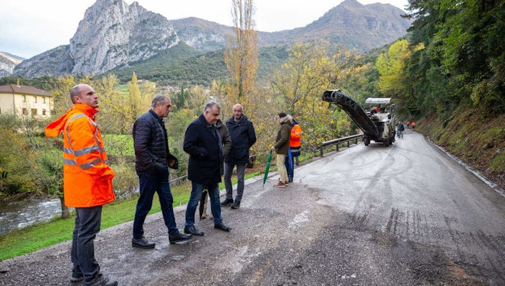 El consejero de Fomento, Roberto Media, visita las obras de rehabilitación de la CA-880 en Lebeña tras el argayo 